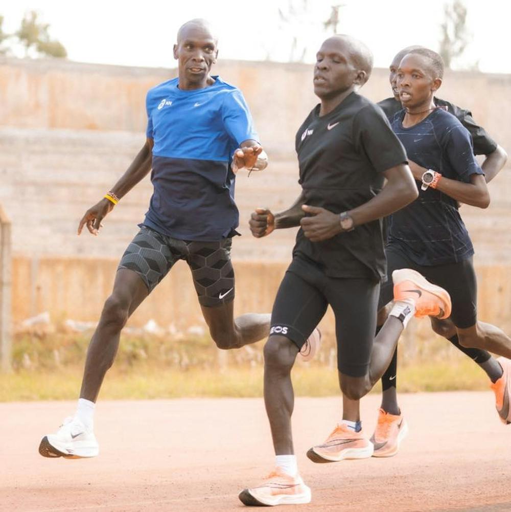Ο Kipchoge σε ρόλο μέντορα λέει σε συναθλητή του να χαμηλώσει τον ρυθμό για να μην παρασύρει όλο το γκρουπ (Pics) runbeat.gr